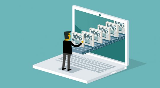 Illustration med tecknad person som tar emot många nyheter på ett rullband ur en datorskärm