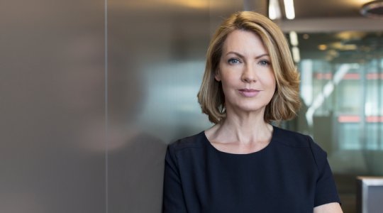 Porträtt av en affärskvinna som tittar in i kameran och har armarna korsade