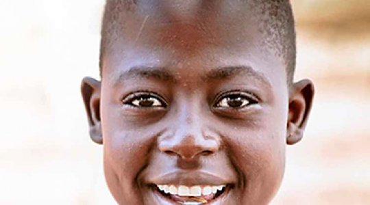 Flicka från Malawi ler mot kameran