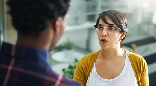 Två personer i en spänd diskussion på ett kontor