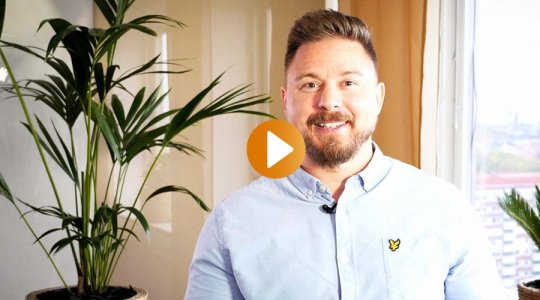 Leende person med ikon för att spela upp video