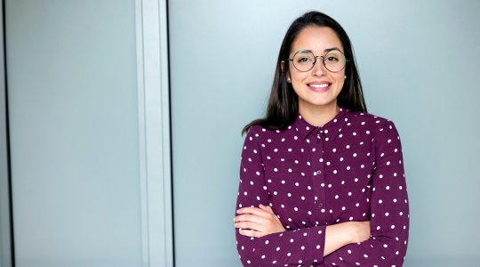Glad kvinna i färgstark blus och runda glasögon – Framfot