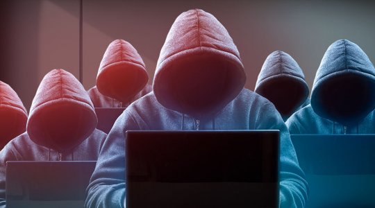 anonyma personer sitter framför sina datorskärmar