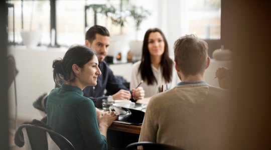 Grupp diskuterar vid ett bord