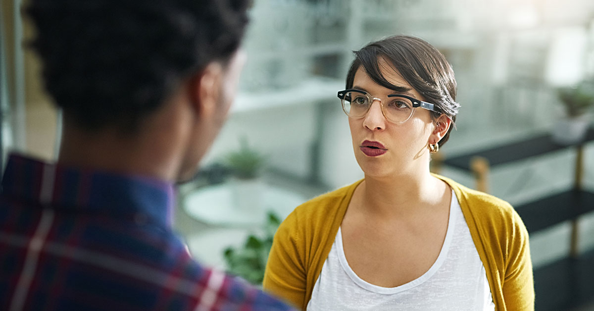 Två personer i en spänd diskussion på ett kontor