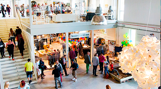 Människor handlar i köpcentrum