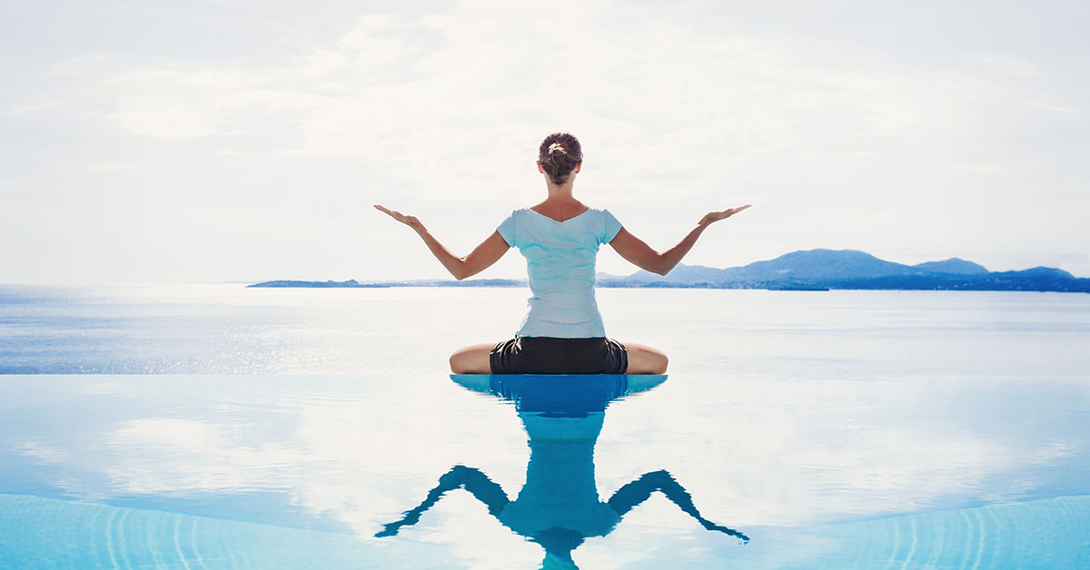 Kvinna mindfulness för att minska stressen inför semestern