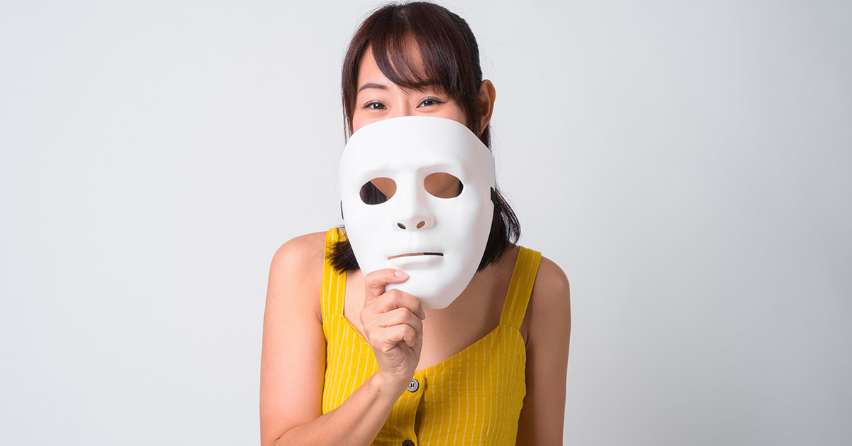 Kvinna med mask - så hanterar du bluffsyndromet